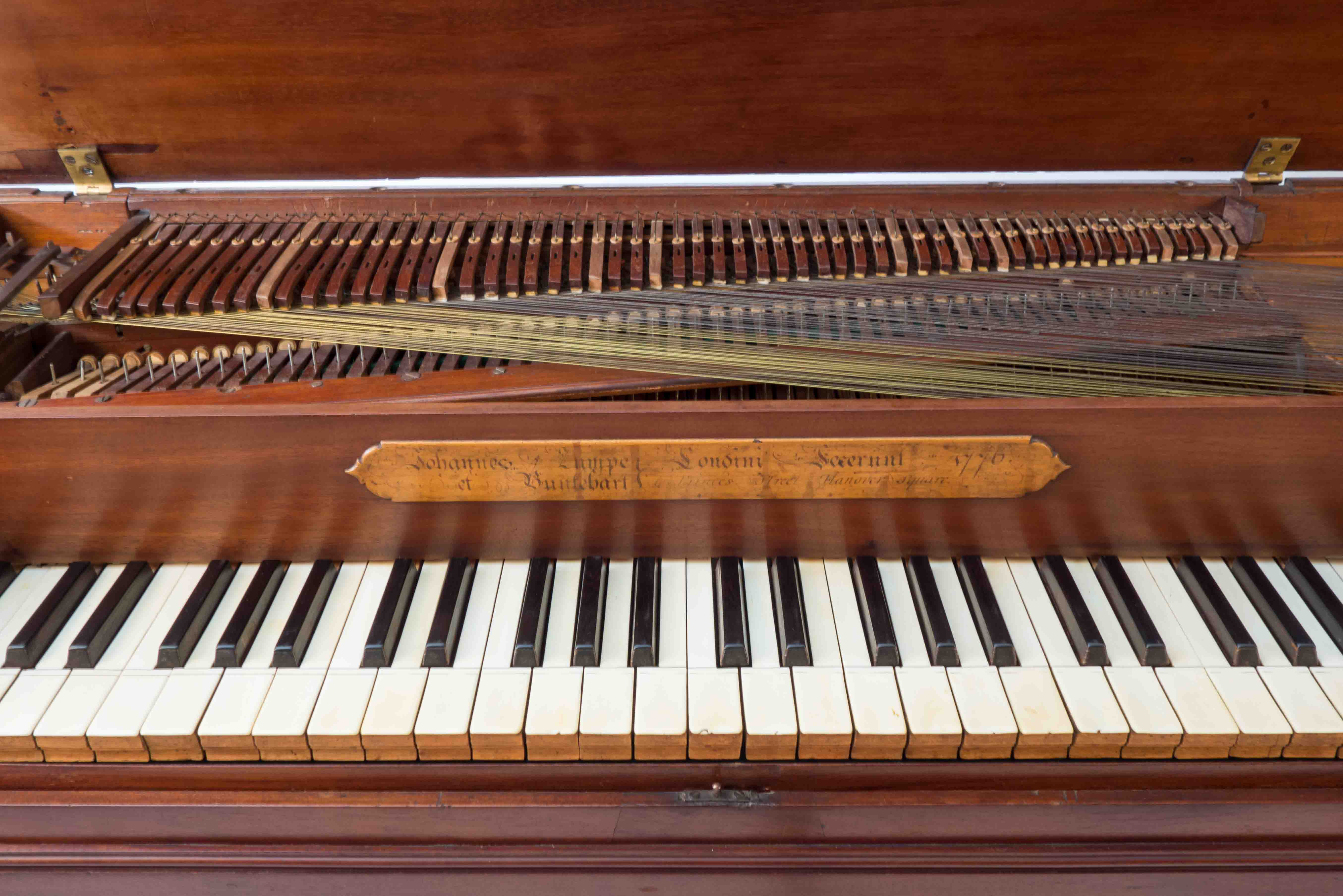 2019 Publicación del Museu de la Música sobre piano de mesa Zumpe & Buntebart – AMCB